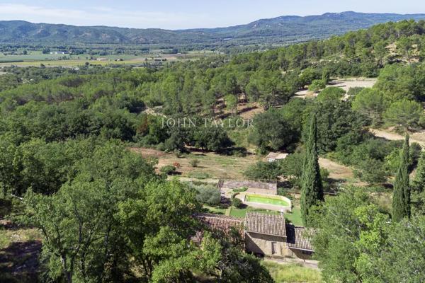 A vendre dans le Luberon Sud un Mas en pierre sur un terrain de 1ha6, vue dominante sur la Sainte Victoire. Calme absolu