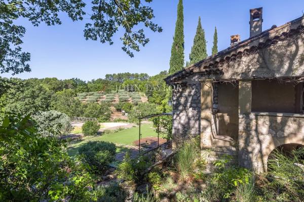 A vendre dans le Luberon Sud un Mas en pierre sur un terrain de 1ha6, vue dominante sur la Sainte Victoire. Calme absolu