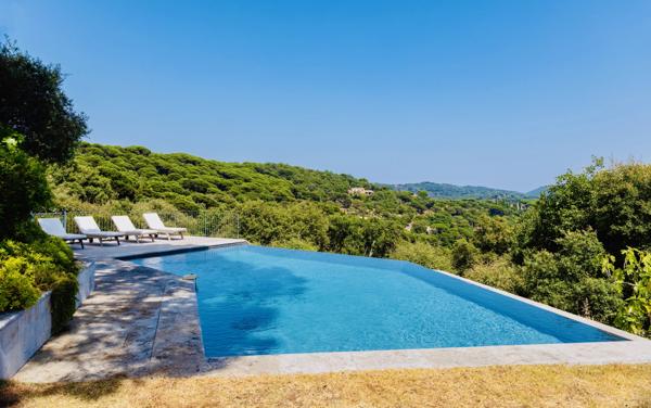 Gigaro : Villa provençale à fort potentiel sur un terrain d'exception