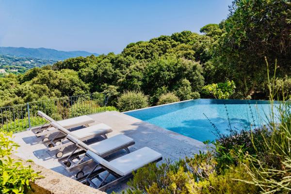 Gigaro : Villa provençale à fort potentiel sur un terrain d'exception
