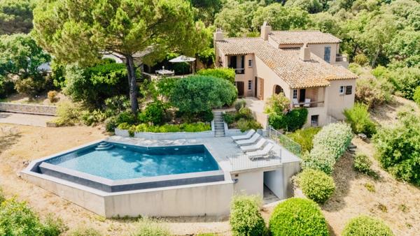 Gigaro : Villa provençale à fort potentiel sur un terrain d'exception