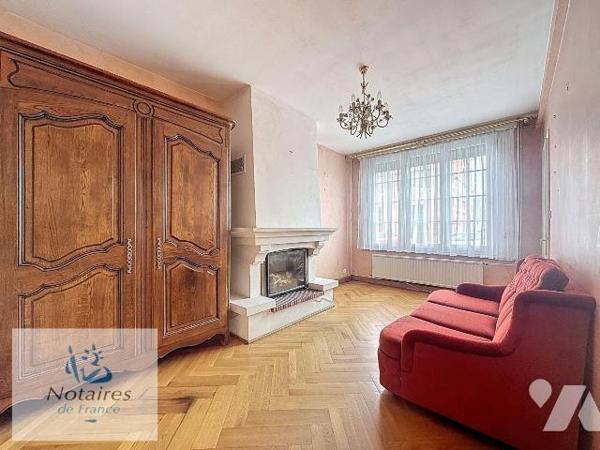 Maison de ville mitoyenne - 3 chambres - garage - cour  idéalement située - 119 m² habitables
...