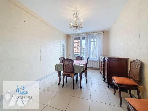 Maison de ville mitoyenne - 3 chambres - garage - cour  idéalement située - 119 m² habitables
...