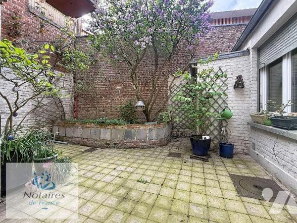 Maison de ville mitoyenne - 3 chambres - garage - cour  idéalement située - 119 m² habitables
...