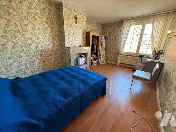 Maison de ville mitoyenne - 3 chambres - garage - cour  idéalement située - 119 m² habitables
...