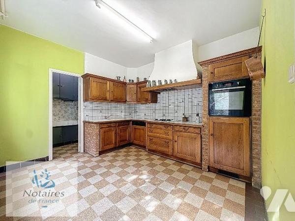 Maison de ville mitoyenne - 3 chambres - garage - cour  idéalement située - 119 m² habitables
...