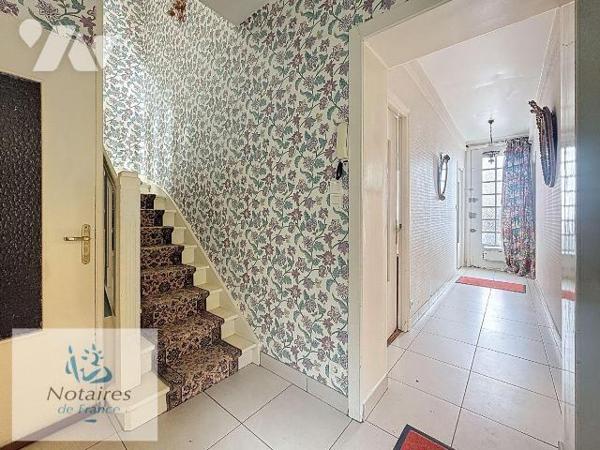 Maison de ville mitoyenne - 3 chambres - garage - cour  idéalement située - 119 m² habitables
...