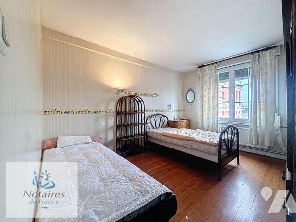 Maison de ville mitoyenne - 3 chambres - garage - cour  idéalement située - 119 m² habitables
...