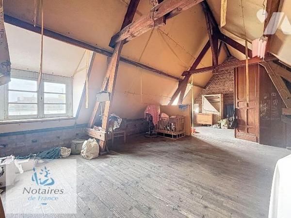 Maison de ville mitoyenne - 3 chambres - garage - cour  idéalement située - 119 m² habitables
...