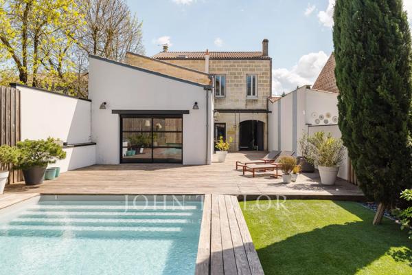 MAGNIFIQUE MAISON DE VILLE RÉNOVÉE AVEC TERRASSE, PISCINE ET DÉPENDANCE