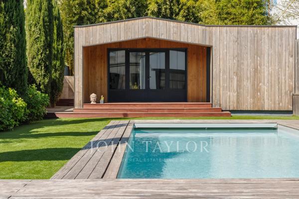 MAGNIFIQUE MAISON DE VILLE RÉNOVÉE AVEC TERRASSE, PISCINE ET DÉPENDANCE