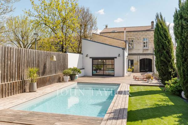 MAGNIFIQUE MAISON DE VILLE RÉNOVÉE AVEC TERRASSE, PISCINE ET DÉPENDANCE