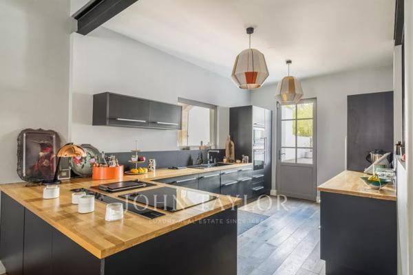 MAGNIFIQUE MAISON DE VILLE RÉNOVÉE AVEC TERRASSE, PISCINE ET DÉPENDANCE