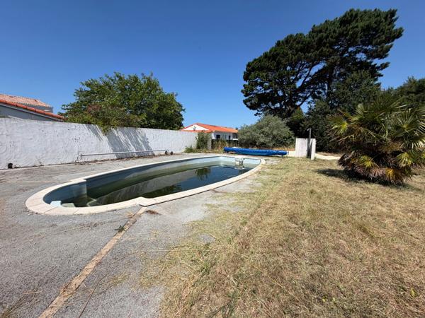 BRETIGNOLLES SUR MER 85 -AUX ENCHERES- A 800M DES PLAGES PARCELLE DE TERRAIN AVEC PISCINE 542M² A BATIR