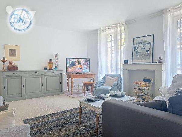 Immeuble mixte - Commerce + habitation 

Idéalement situé, cet immeuble à usage mixte offre u...