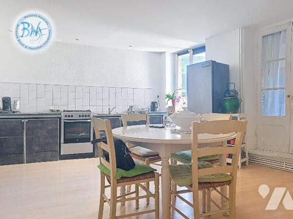 Immeuble mixte - Commerce + habitation 

Idéalement situé, cet immeuble à usage mixte offre u...