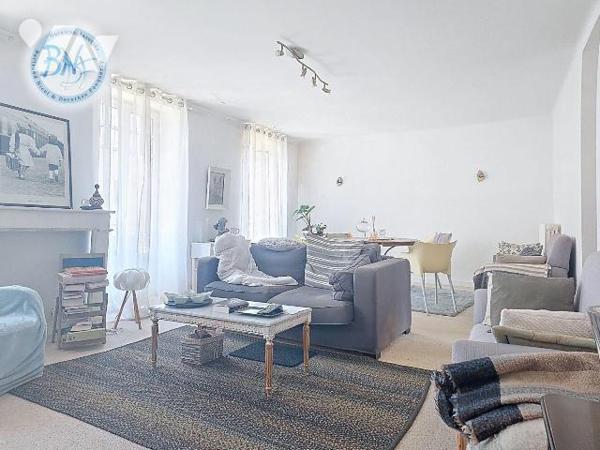 Immeuble mixte - Commerce + habitation 

Idéalement situé, cet immeuble à usage mixte offre u...