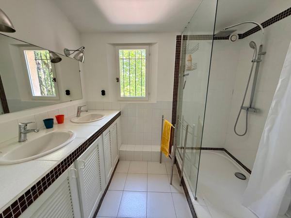 ROGNES (13) Élégante propriété Provençale de 170 m2 avec piscine et garage terrain de 5220 m2