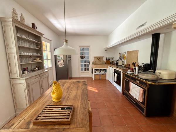 ROGNES (13) Élégante propriété Provençale de 170 m2 avec piscine et garage terrain de 5220 m2