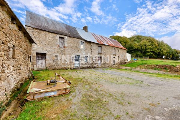 Vente d'une bâtisse en pierres avec dépendances 25000 m² de terrain en campagne du Gouray