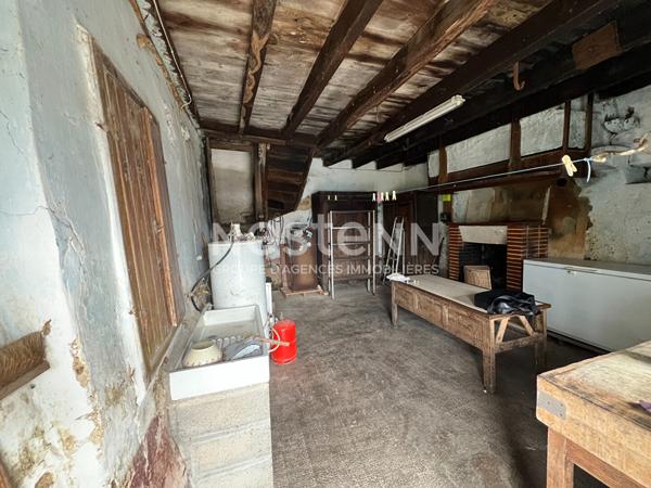Vente d'une bâtisse en pierres avec dépendances 25000 m² de terrain en campagne du Gouray