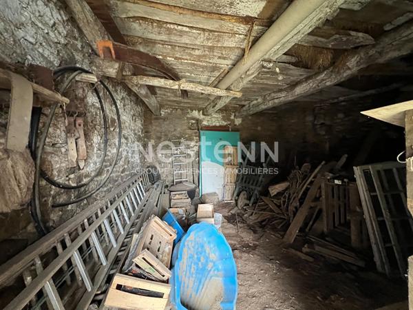 Vente d'une bâtisse en pierres avec dépendances 25000 m² de terrain en campagne du Gouray