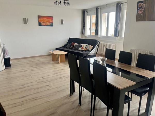 Beau T3 lumineux à Meyzieu - Location meublée