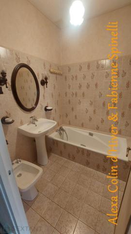 Maison à remettre au gôut du jour dans village recherché