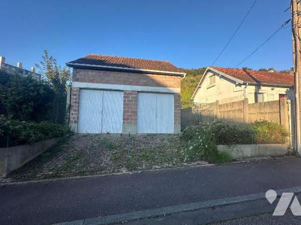 Parcelle de terrain à bâtir d'une contenance de 489 m² avec un bâtiment ancien pour 2 voitures....