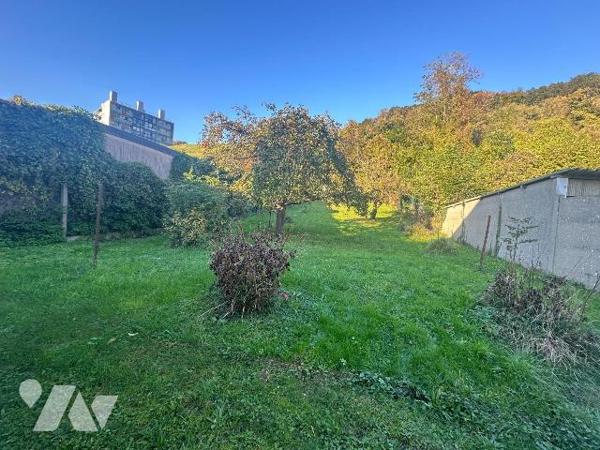 Parcelle de terrain à bâtir d'une contenance de 489 m² avec un bâtiment ancien pour 2 voitures....