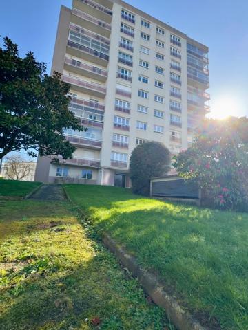 FINISTERE, BREST, PLACE DE STRASBOURG, APT DALLE BÉTON, ASCENSEUR, PLACE DE PARKING, TOUTES COMMODITÉS