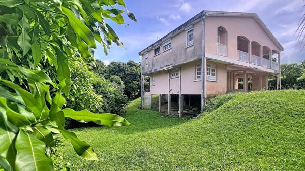 Maison avec beaux espaces, studio indépendant