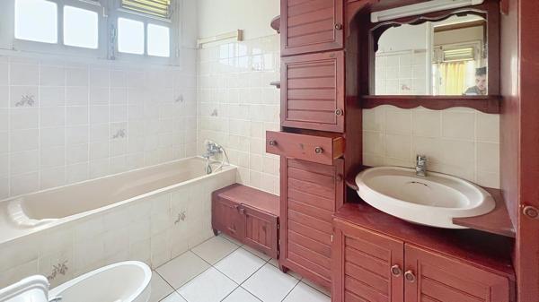 Maison avec beaux espaces, studio indépendant