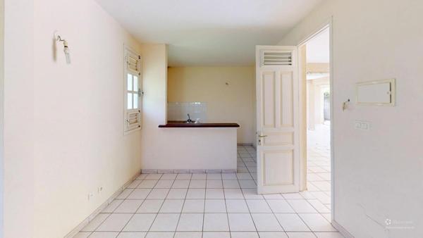 Maison avec beaux espaces, studio indépendant