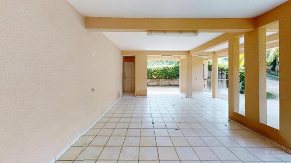 Maison avec beaux espaces, studio indépendant