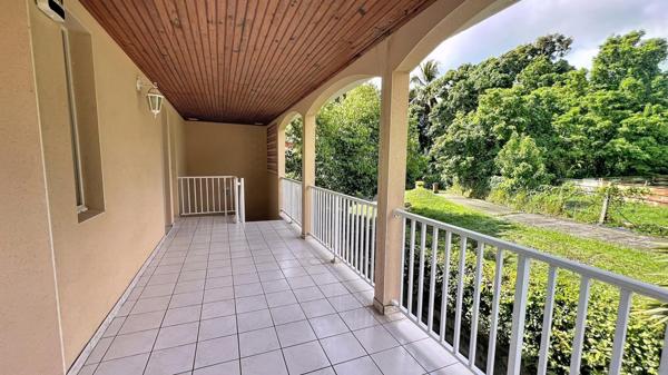 Maison avec beaux espaces, studio indépendant