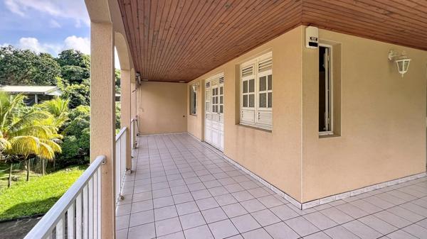 Maison avec beaux espaces, studio indépendant