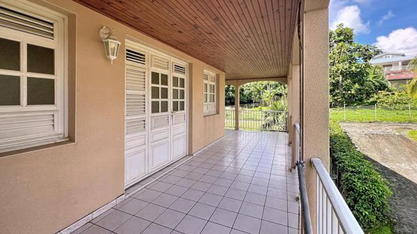 Maison avec beaux espaces, studio indépendant