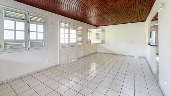 Maison avec beaux espaces, studio indépendant