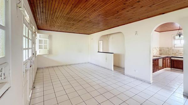 Maison avec beaux espaces, studio indépendant