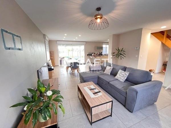 Maison individuelle on pose les meubles