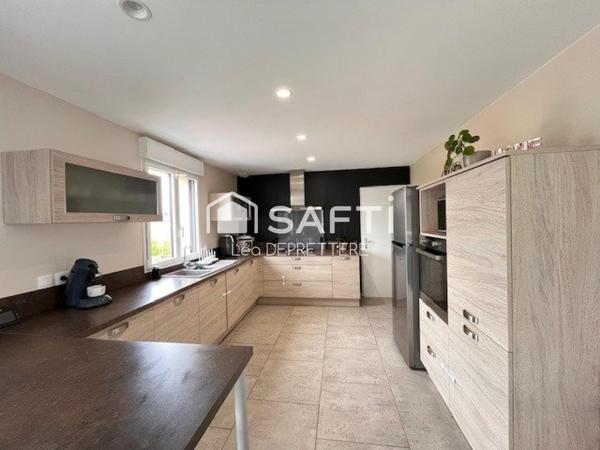 Maison individuelle on pose les meubles