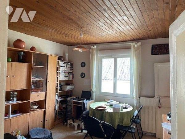 Une maison avec demi-niveau située à ATTICHY (Oise - Axe Compiègne / Noyon) comprenant pièce de...