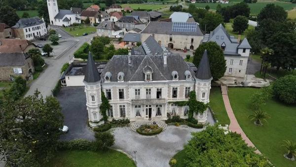 Vaste domaine avec Château et maison de maître
