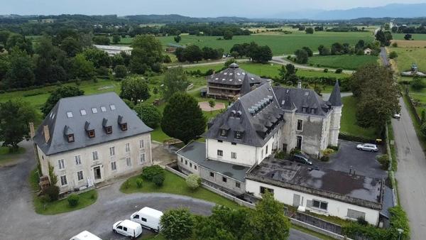 Vaste domaine avec Château et maison de maître