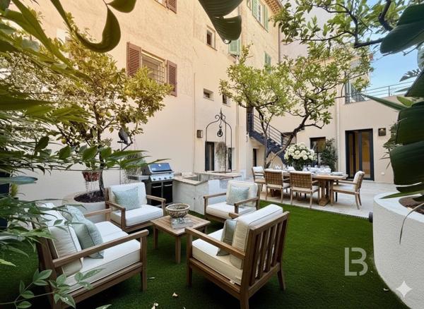 Rare sur le marché : Élégant duplex avec jardin au cœur du Vieil Antibes