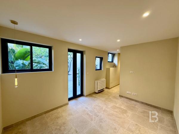 Rare sur le marché : Élégant duplex avec jardin au cœur du Vieil Antibes