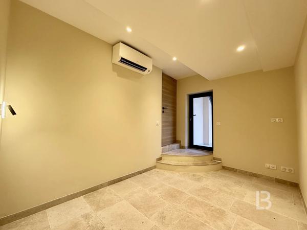 Rare sur le marché : Élégant duplex avec jardin au cœur du Vieil Antibes