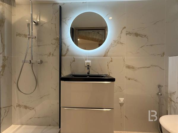 Rare sur le marché : Élégant duplex avec jardin au cœur du Vieil Antibes