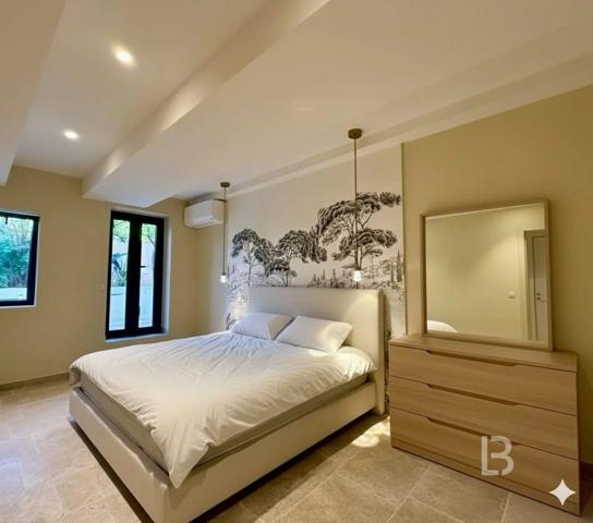 Rare sur le marché : Élégant duplex avec jardin au cœur du Vieil Antibes